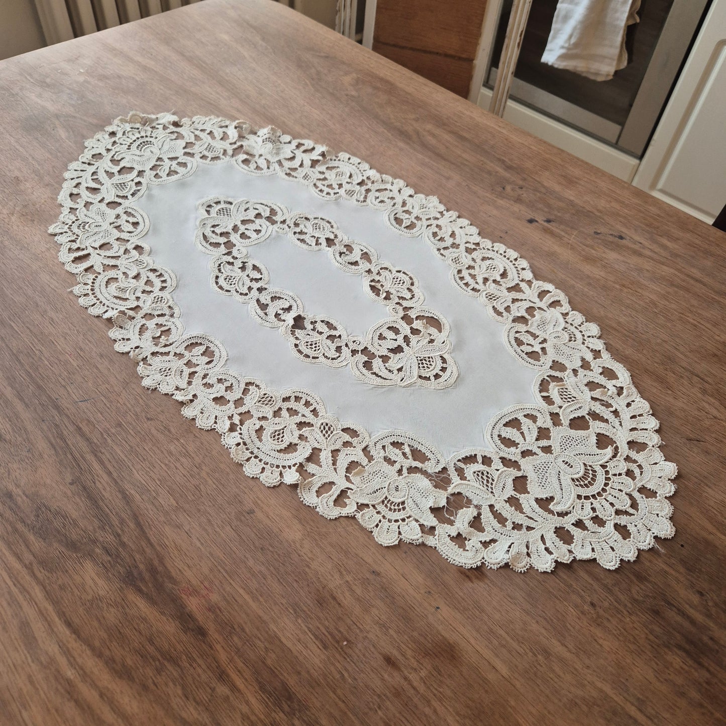 Antikes viktorianisches Zierdeckchen creme gehäkelt geklöppelt 42x80cm oval