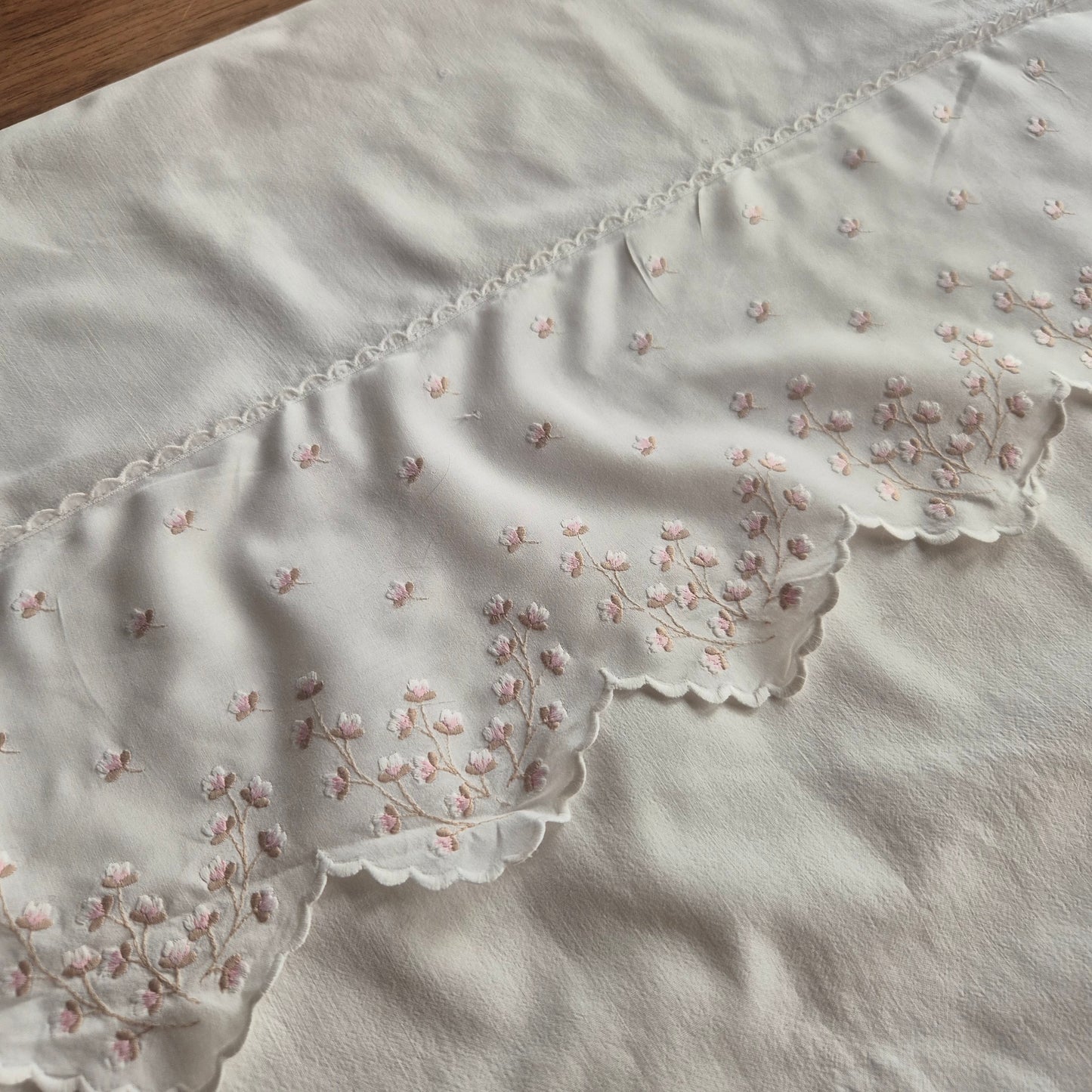 Antiker Kopfkissenbezug mit rosa Stickerein 70x70cm Baumwolle (unperfekt)