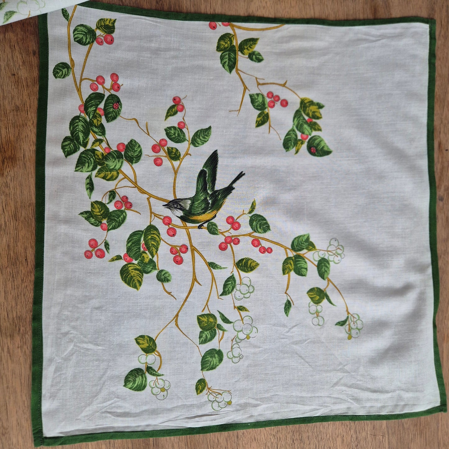 2x Vintage bedruckte Servietten Grün weiß Vogelmotiv und Pflanzenmotiv Baumwolle