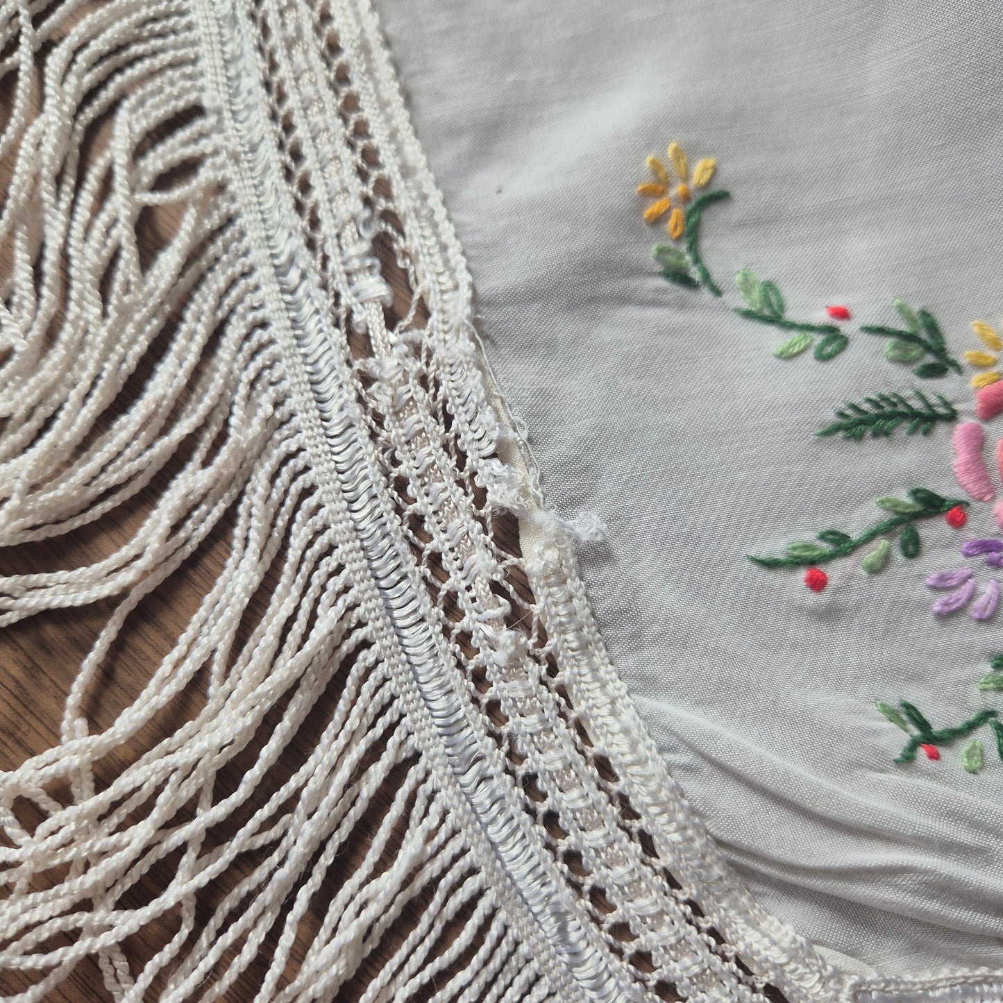 Deutsches Klaviertuch Schultertuch Vintage Antik 1950er bestickt mit Blumen Klavierschal 110x115cm weiß