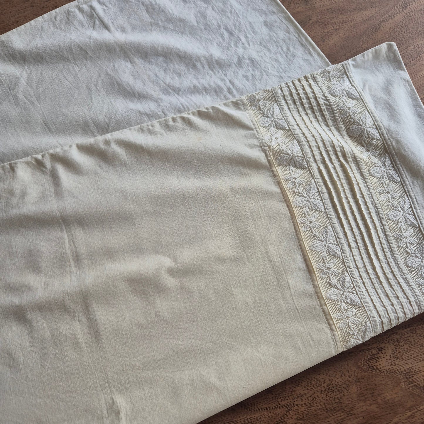 Stark vergilbter Kopfkissenbezug mit Monogram A.W. 75x70cm