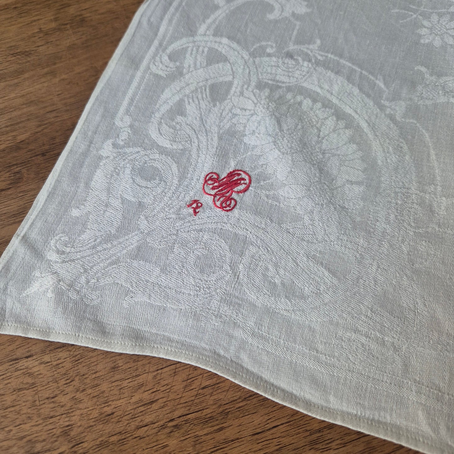 Antike Jugendstil Serviette/Mitteldecke rot bestickt weiß 62x62cm Monogramm M.R. Damast