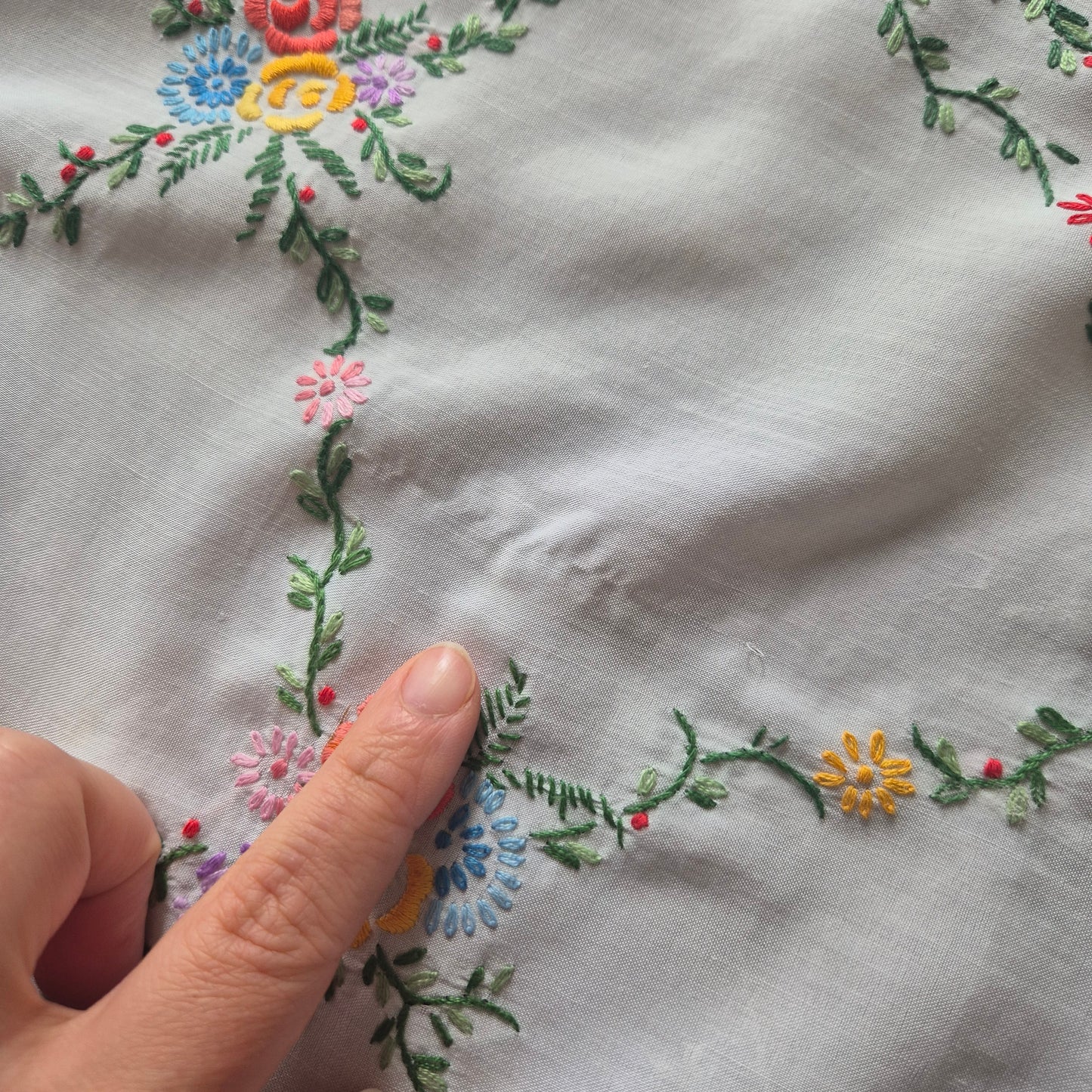 Deutsches Klaviertuch Schultertuch Vintage Antik 1950er bestickt mit Blumen Klavierschal 110x115cm weiß