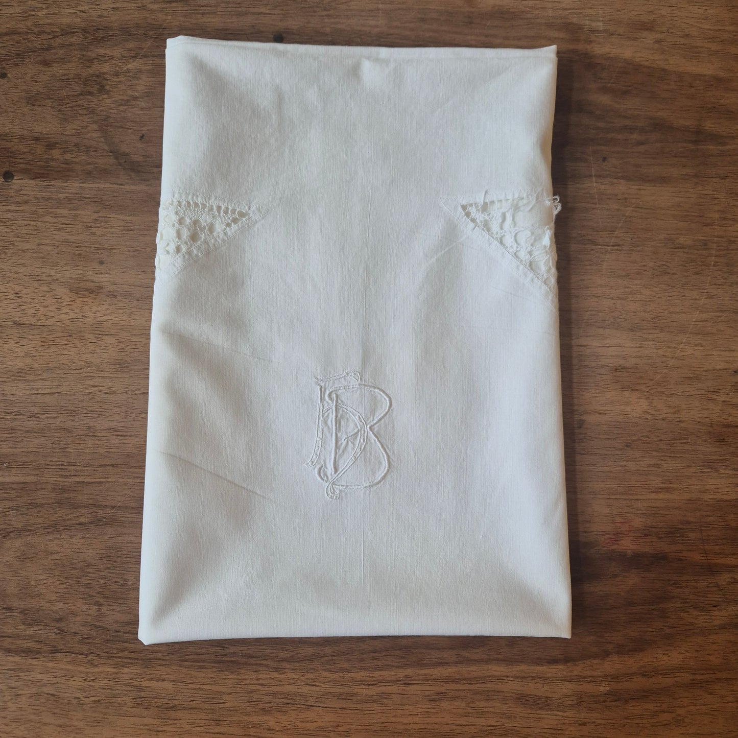 Antiker Kopfkissenbezug mit zarter Stickerei 73x72cm Baumwolle Monogramm H.B (beschädigt)