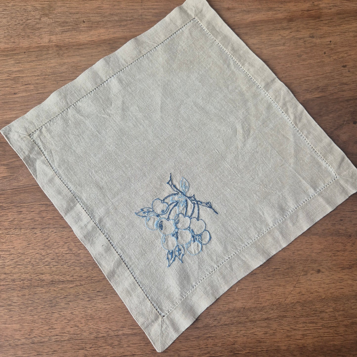 2x Antike Stofftaschentücher Servietten beige bestickt Obst Leinen 30x30cm