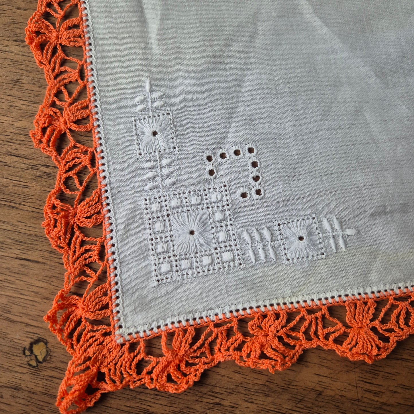 Vintage Stofftaschentuch bestickt Baumwolle gehäkelt/geklöppelt orange 28x28cm