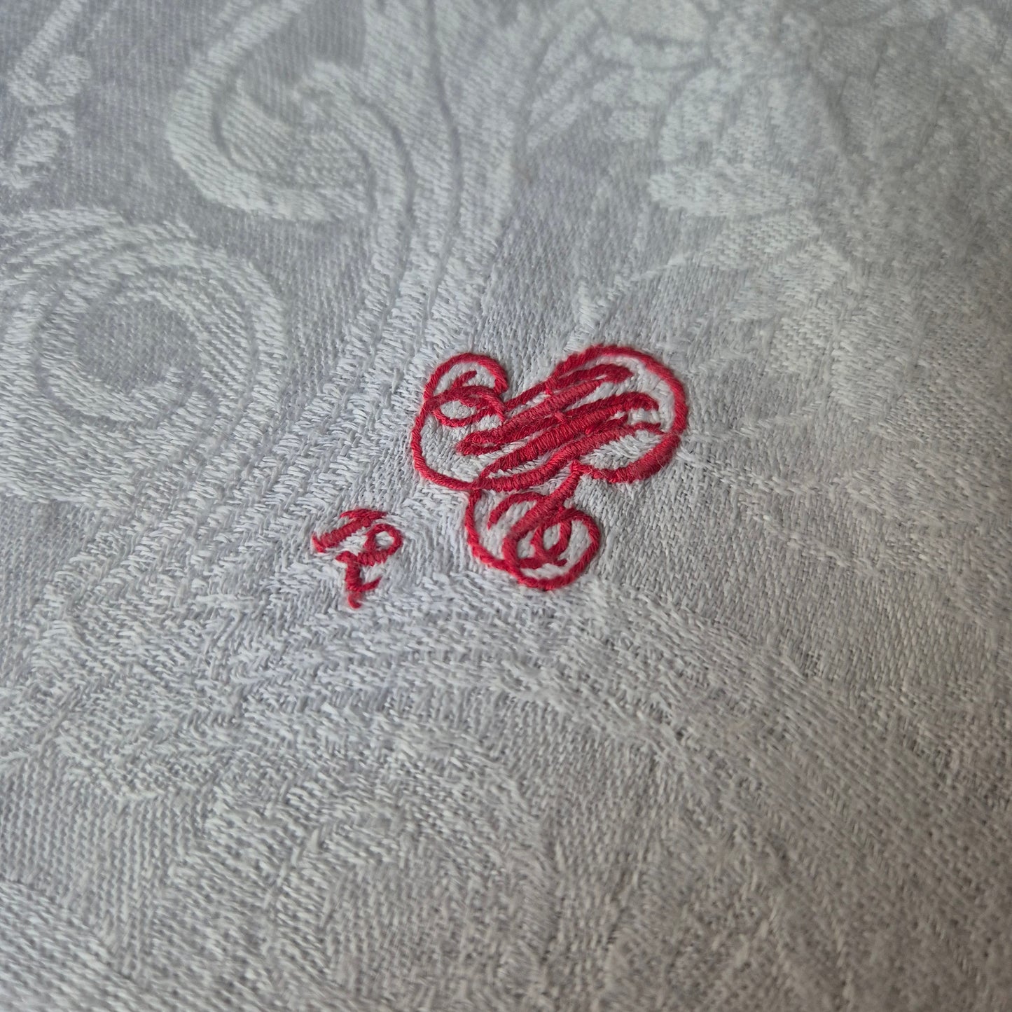 Antike Jugendstil Serviette/Mitteldecke rot bestickt weiß 62x62cm Monogramm M.R. Damast