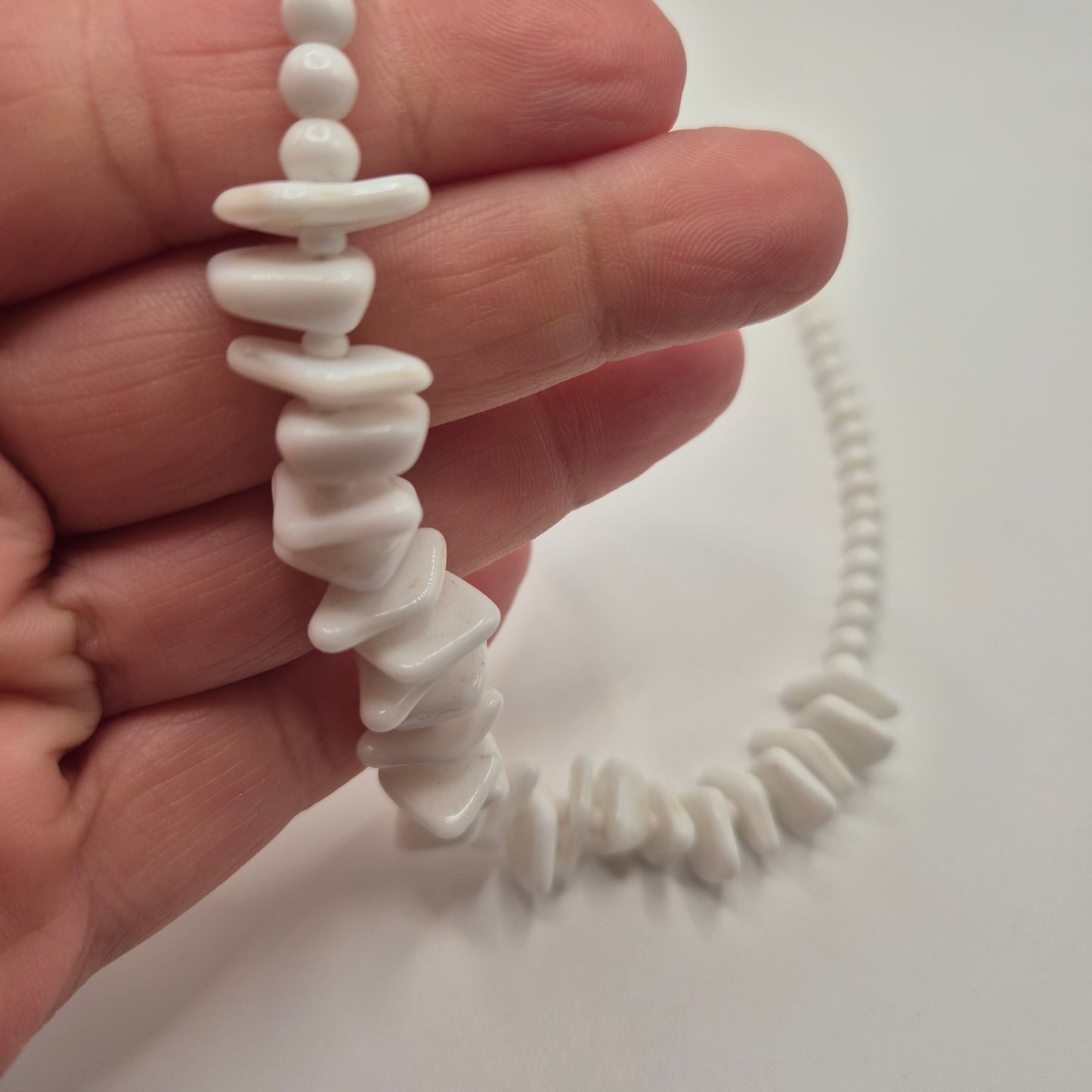 Vintage Statement-Kette – Strahlendes Weiß im edlen Glassteinen-Look