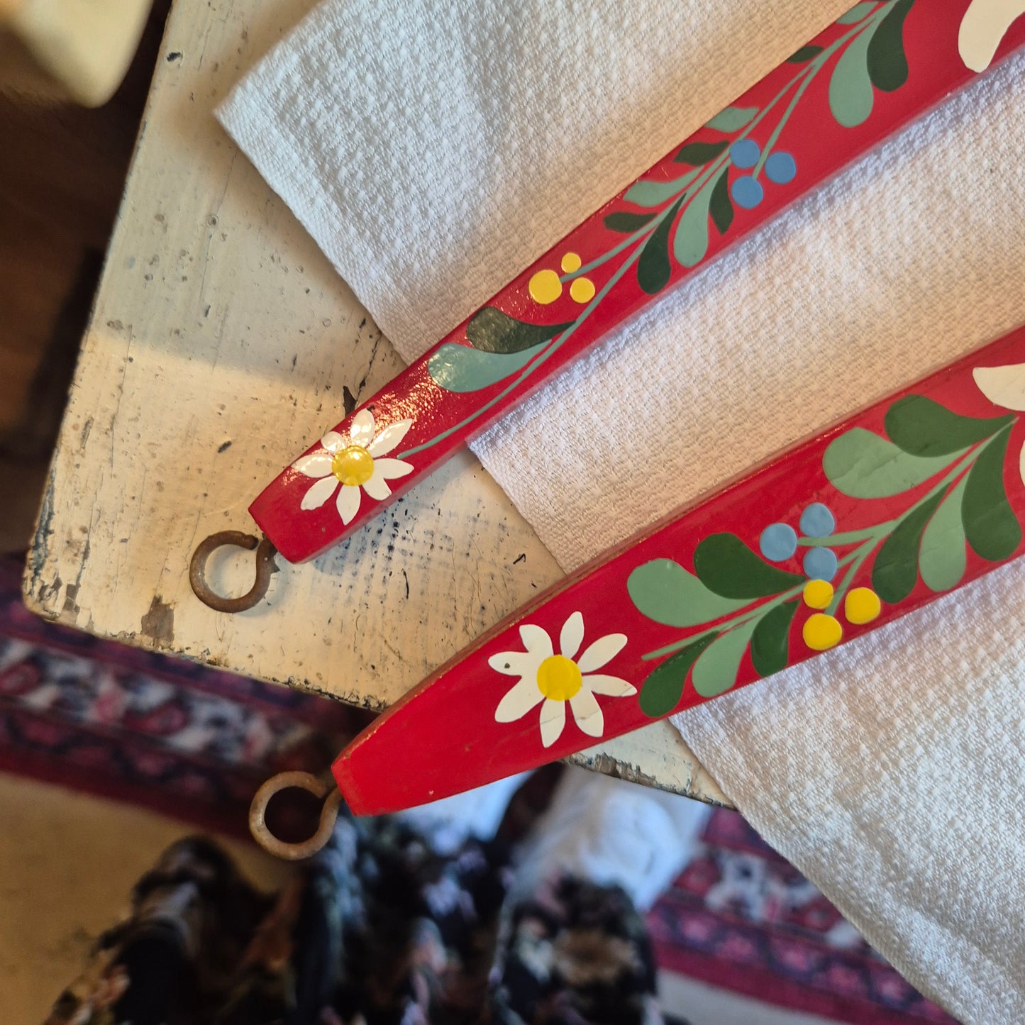 Vintage Deko Holzbesteck Löffel & Gabel für die Wand Küche handbemalt rot Blumenmalerei