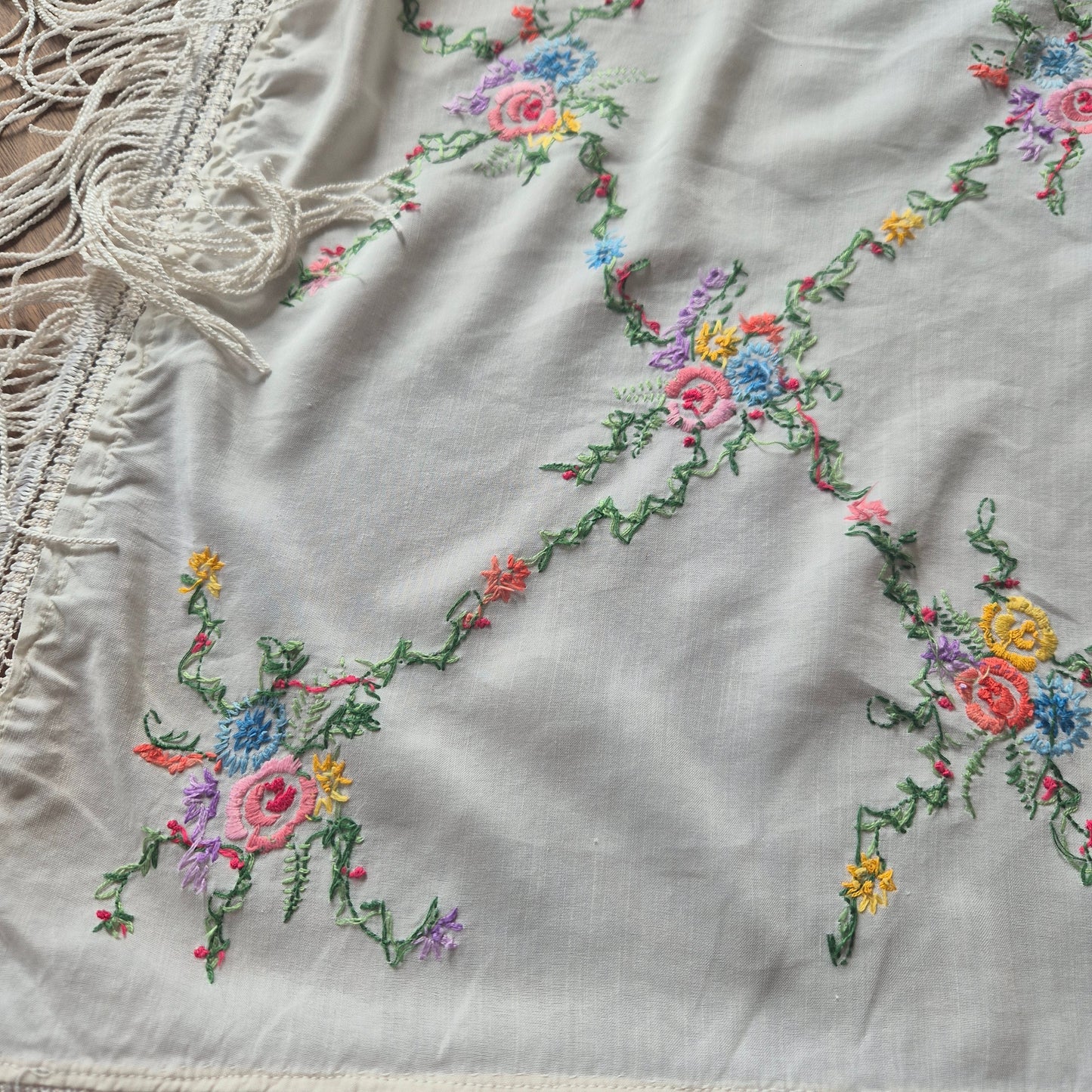 Deutsches Klaviertuch Schultertuch Vintage Antik 1950er bestickt mit Blumen Klavierschal 110x115cm weiß
