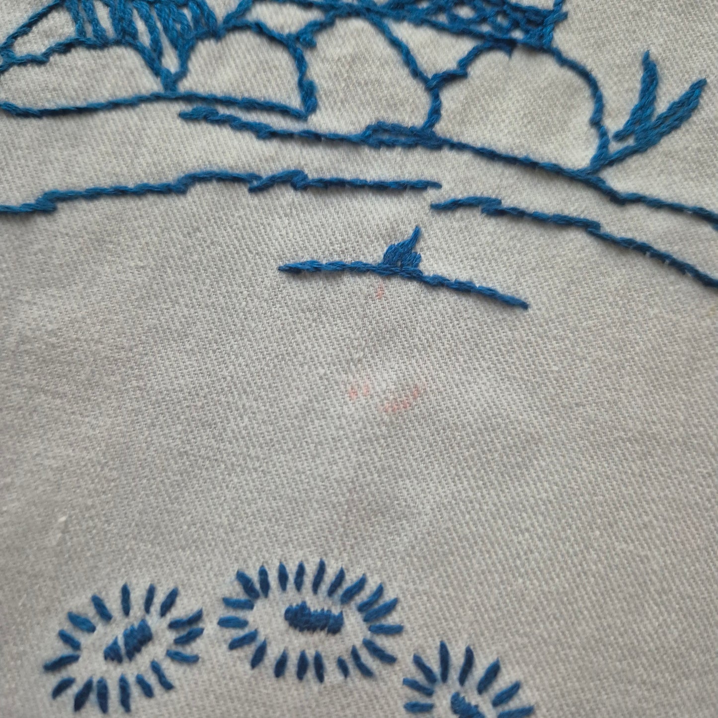 Altes kleines Zierdeckchen weiß blau Mühlenmotiv bestickt Baumwolle 35x31cm