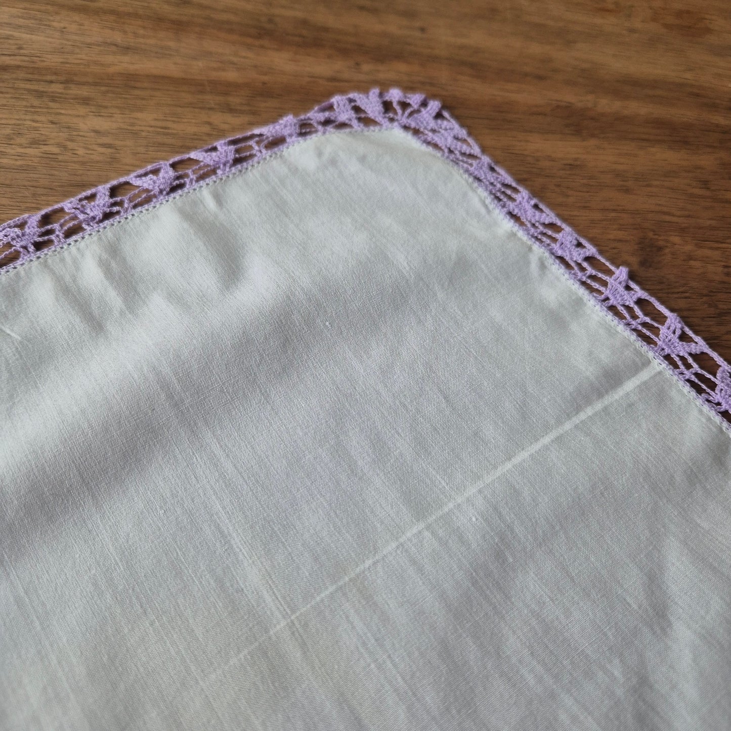 Vintage Stofftaschentuch weiß lila bestickt mit Rose Baumwolle gehäkelt/geklöppelt 28x27cm