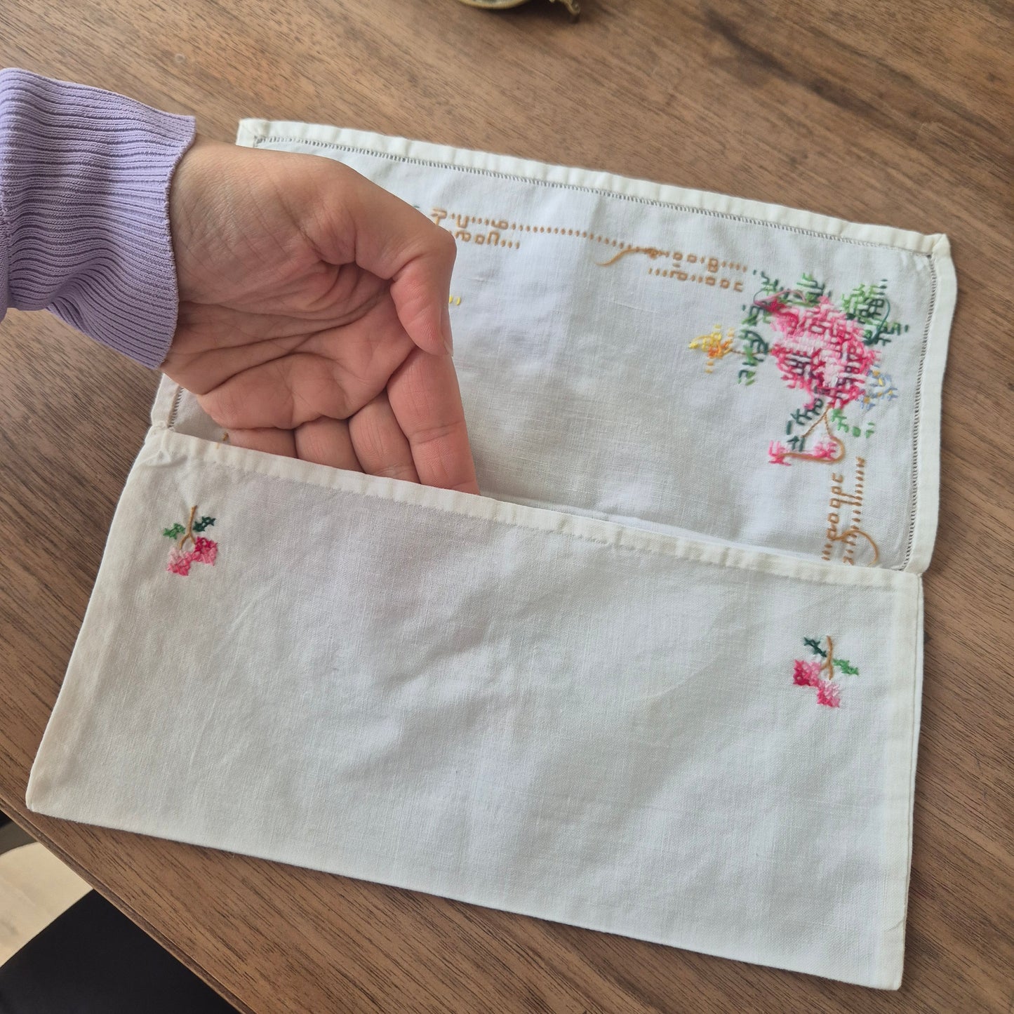 Antikes besticktes Stofftäschchen Taschentuch Aufbewahrung 26x13cm Tasche Rosenmotiv Kreuzstich