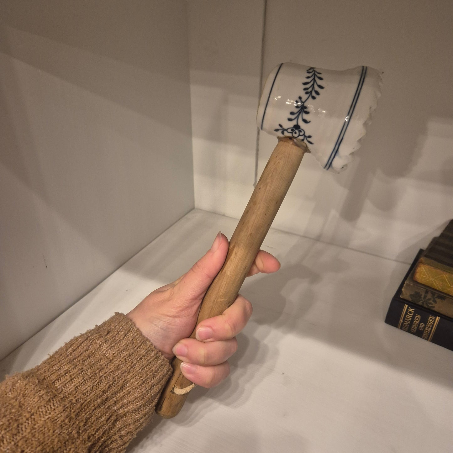 Antiker Fleischhammer Porzellan Holzgriff Blau Weiß Zwiebelmuster Küchendeko