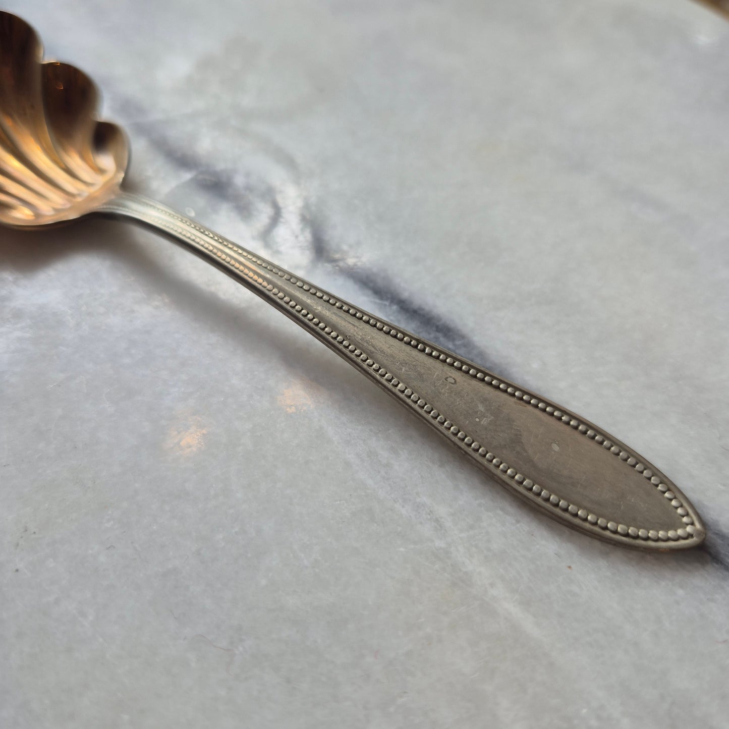 Antiker Muschelform Löffel Zuckerlöffel Alpacca Gold und Silberfarben