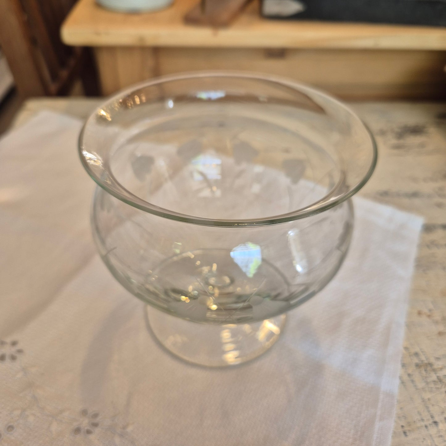 Altes Vintage Dekoratives Glas Schale mit geschliffenem Motiv Blumen Maiglöckchen Krokusse