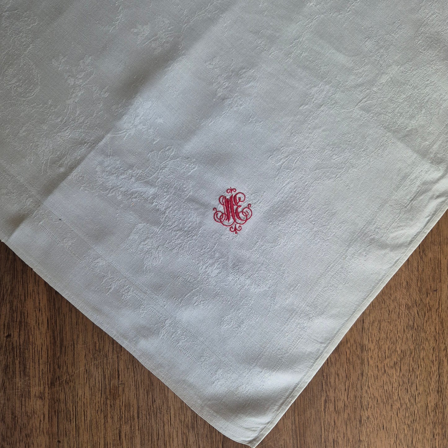 2x Antike Jugendstil Servietten/Mitteldecken rot bestickt weiß 62x62cm Monogramm M.E. Damast
