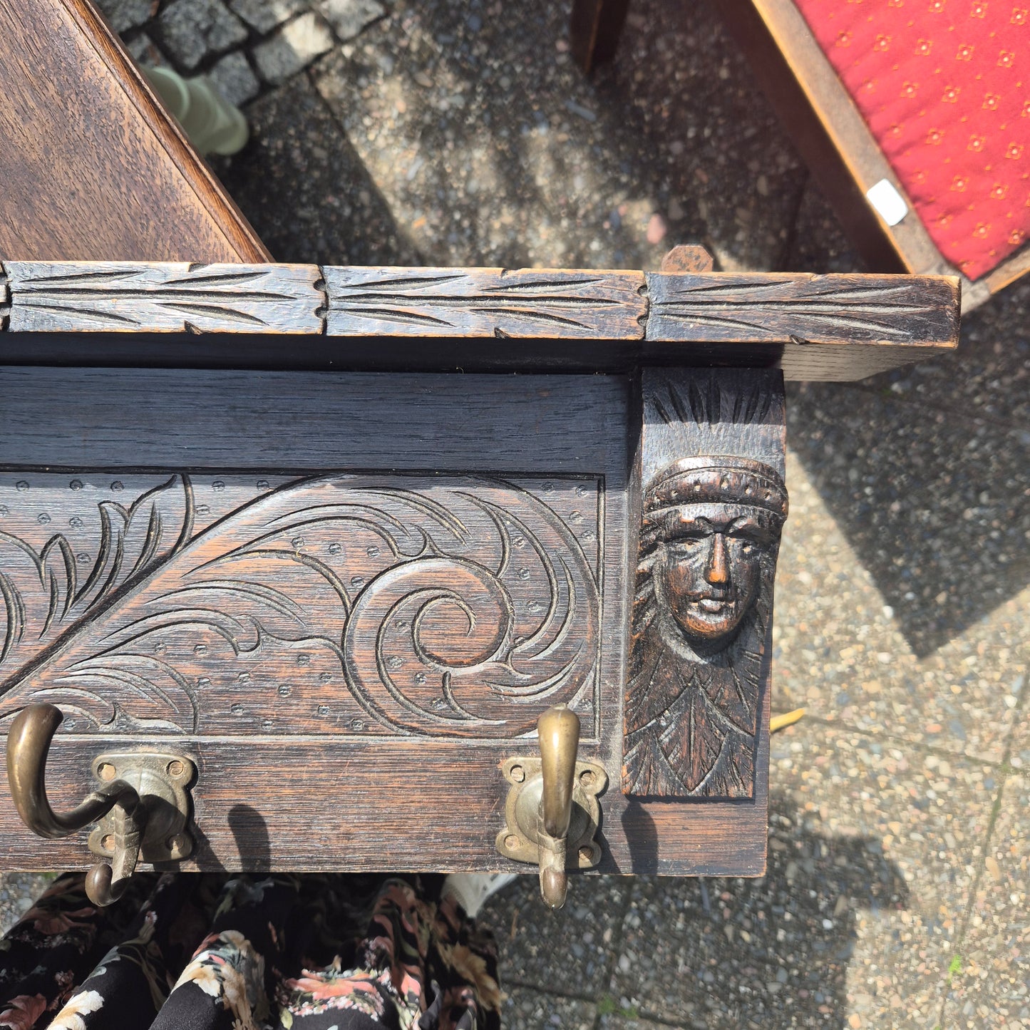 Antike, handgeschnitzte Wandgarderobe Holz mit Haken