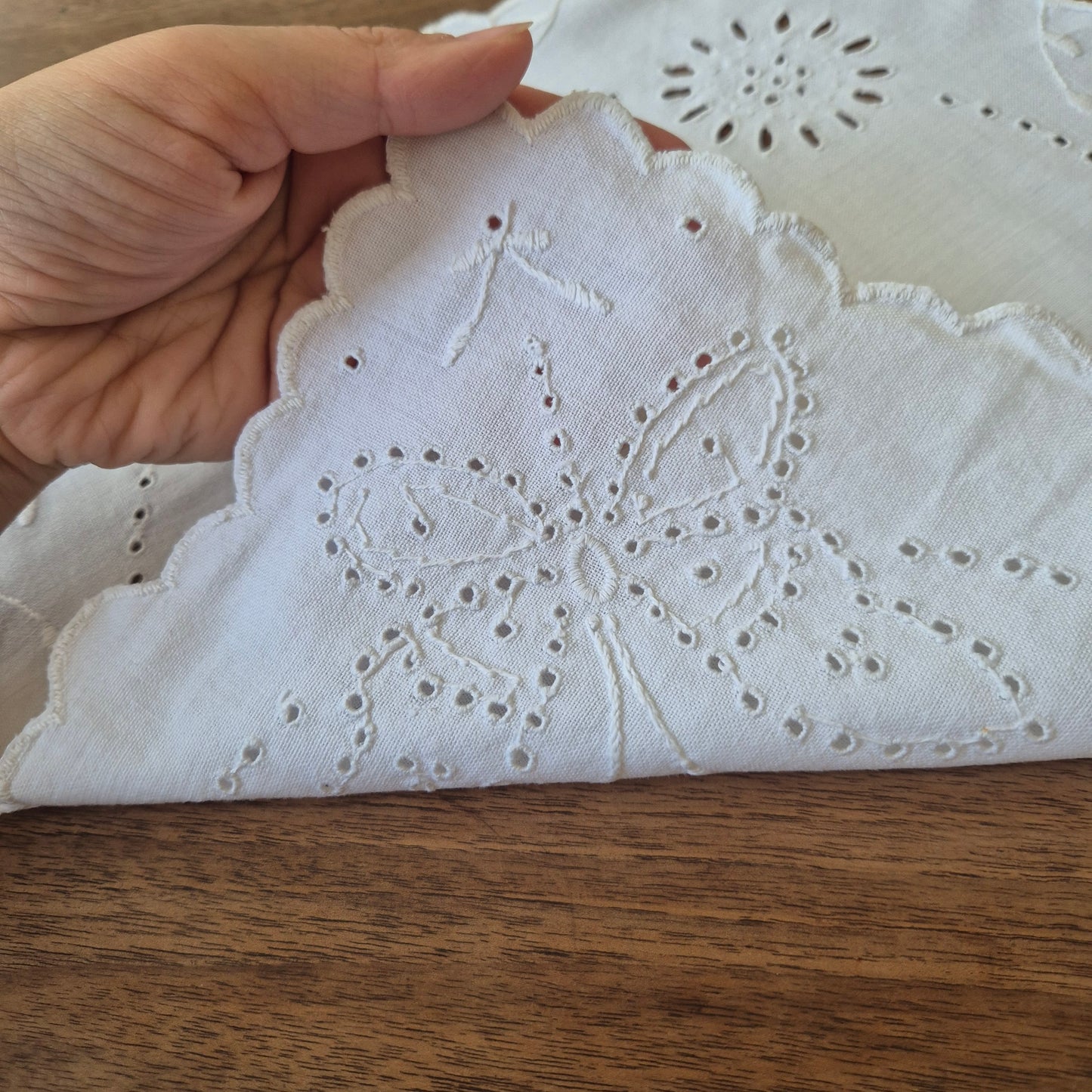 Antikes kleines Zierdeckchen weiß bestickt Schmetterling Baumwolle 35x35cm oval