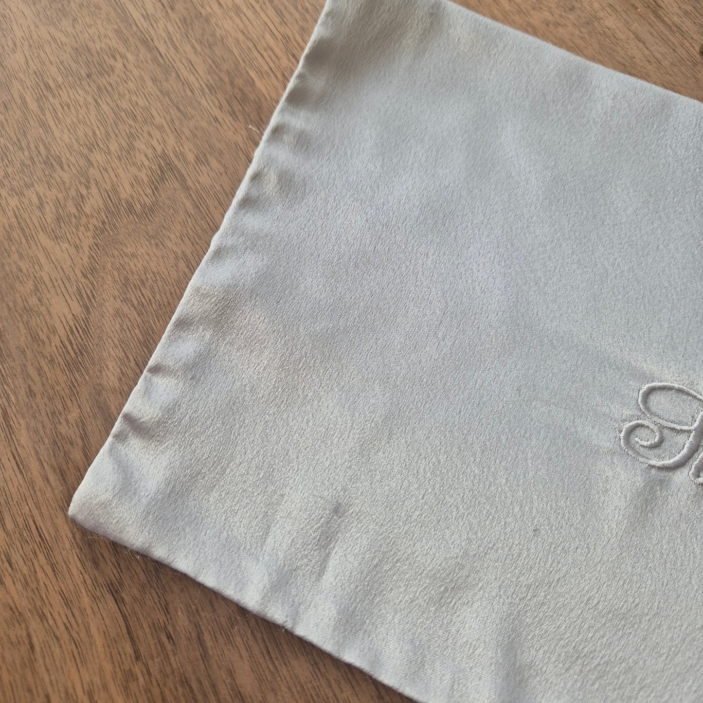 West Germany Stofftäschchen Satinoptik grau Aufbewahrung 20x35cm Tasche bestickt mit Aufschrift "Strümpfe"