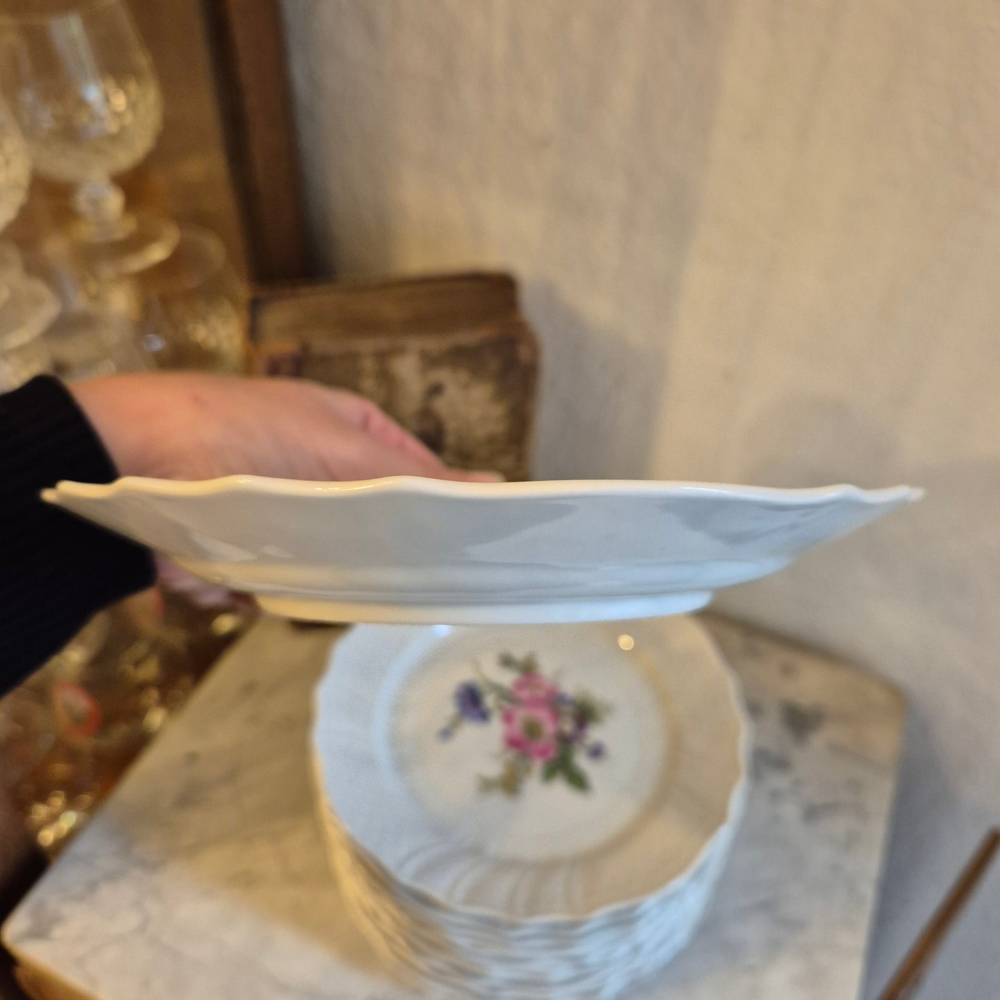 12x Antike Hutschenreuther Porzellan Kuchenteller mit Blumenmotiv Reliefrand
