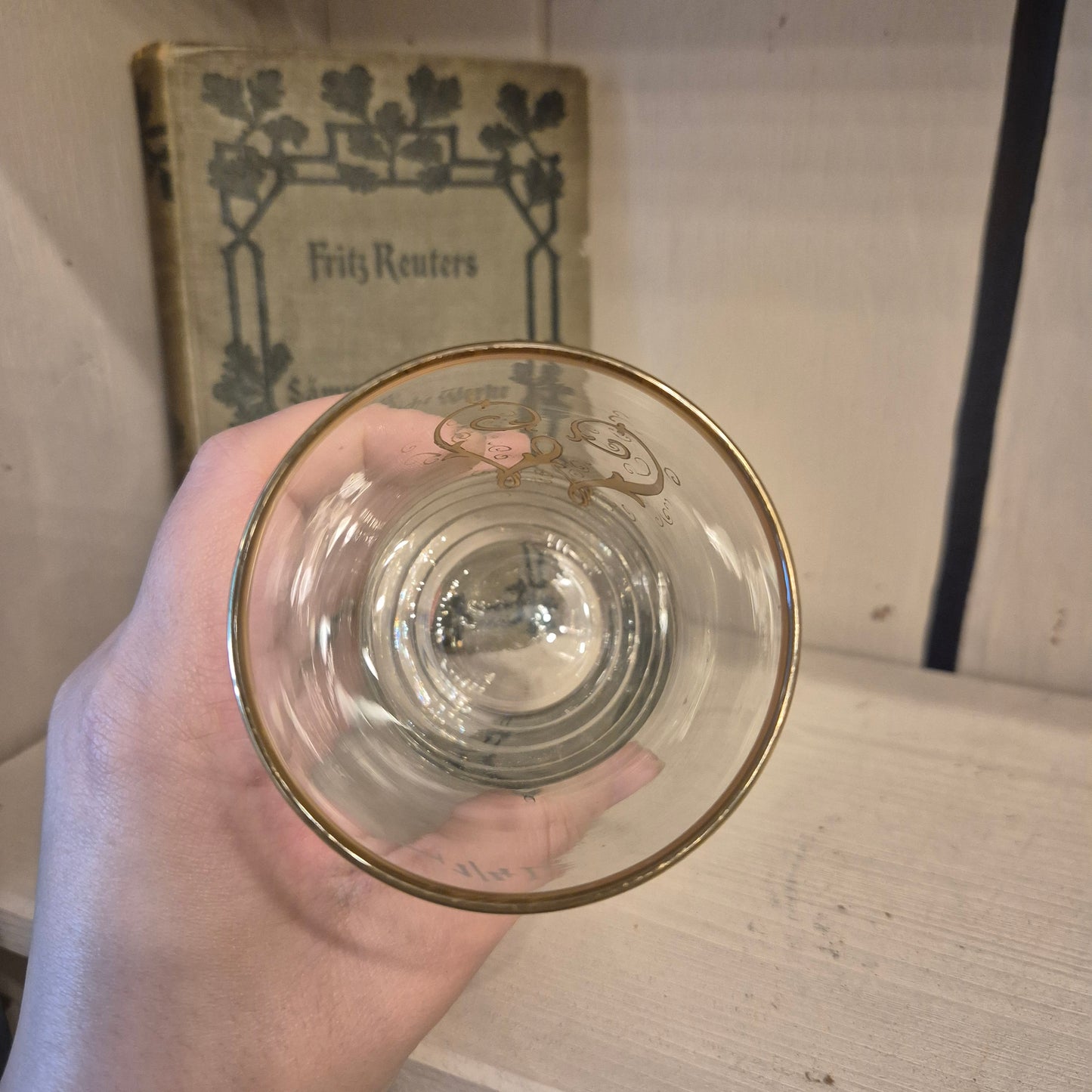 Antikes Jugendstil Glas Trinkglas mit goldenem Buchstabe W Monogramm W.