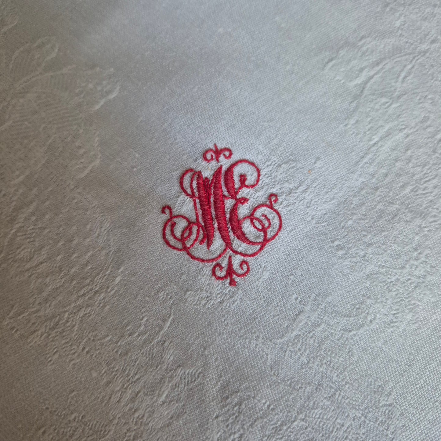 2x Antike Jugendstil Servietten/Mitteldecken rot bestickt weiß 62x62cm Monogramm M.E. Damast