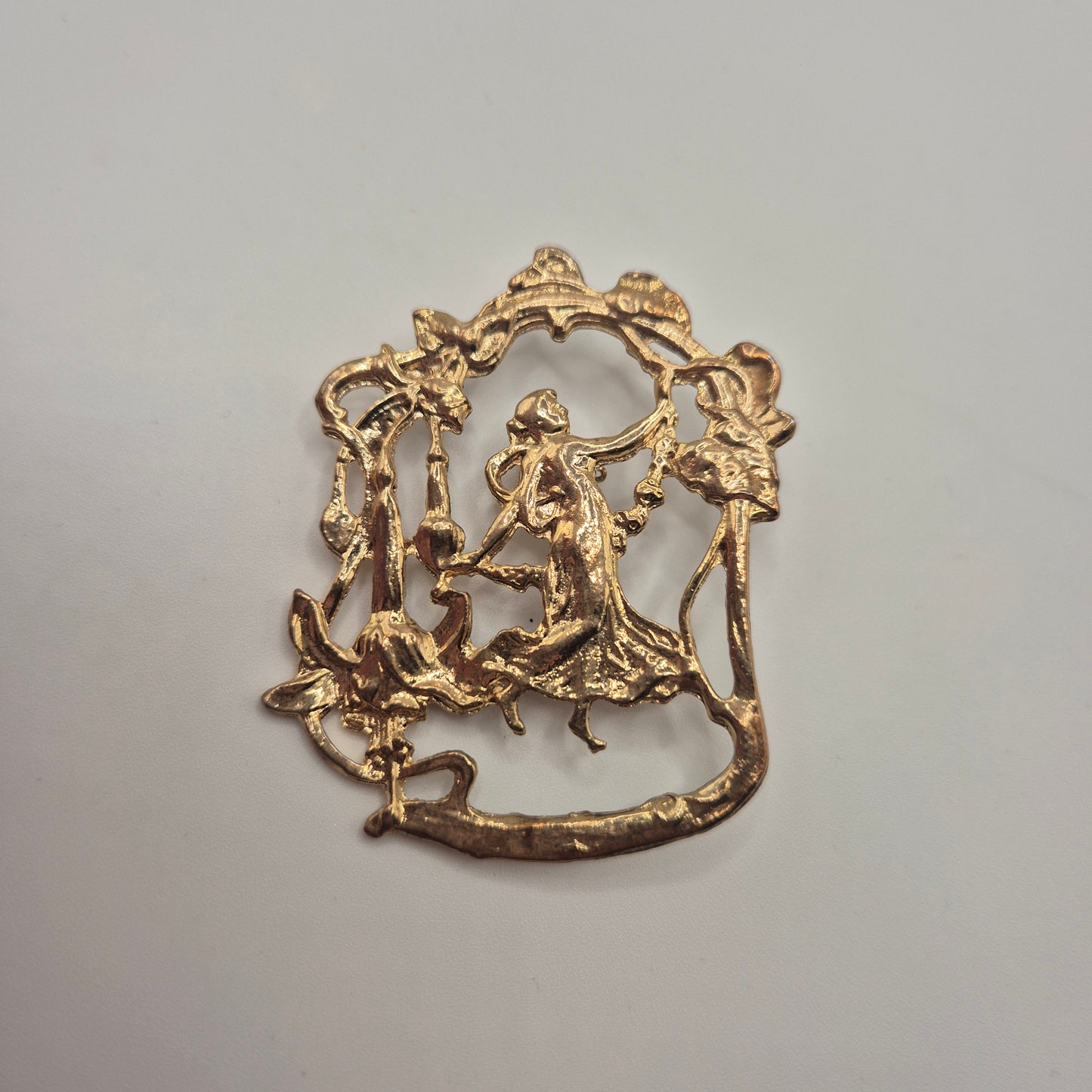Art Jugendstil Vintage Brosche Antik 50er Jahre goldfarbend Metallbild "Tanzendes Mädchen"