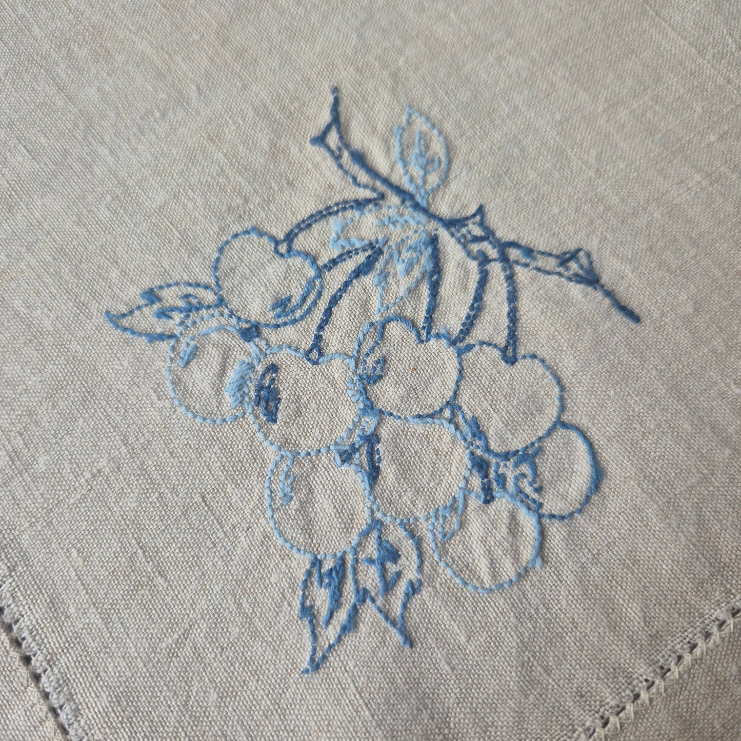 2x Antike Stofftaschentücher Servietten beige bestickt Obst Leinen 30x30cm