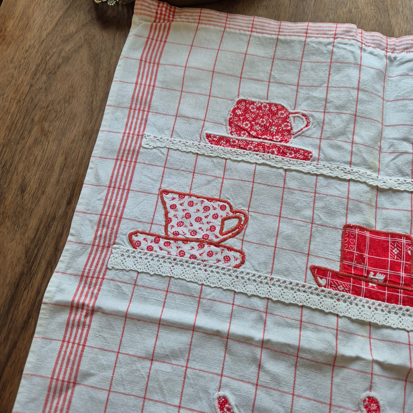 Altes Überhandtuch rot weiß Patchwork Kanne Tassenmotiv handmade 55x65cm