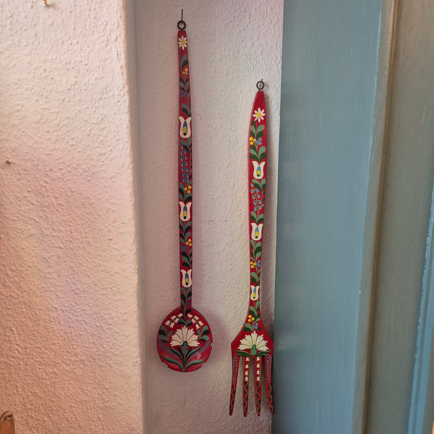 Vintage Deko Holzbesteck Löffel & Gabel für die Wand Küche handbemalt rot Blumenmalerei