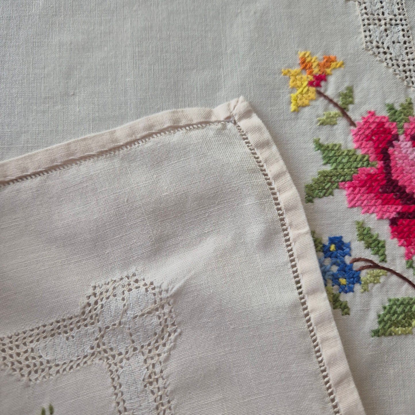 Antike Vintage Mitteldecke Tischdecke creme beige 80x85cm bestickt mit Rosen