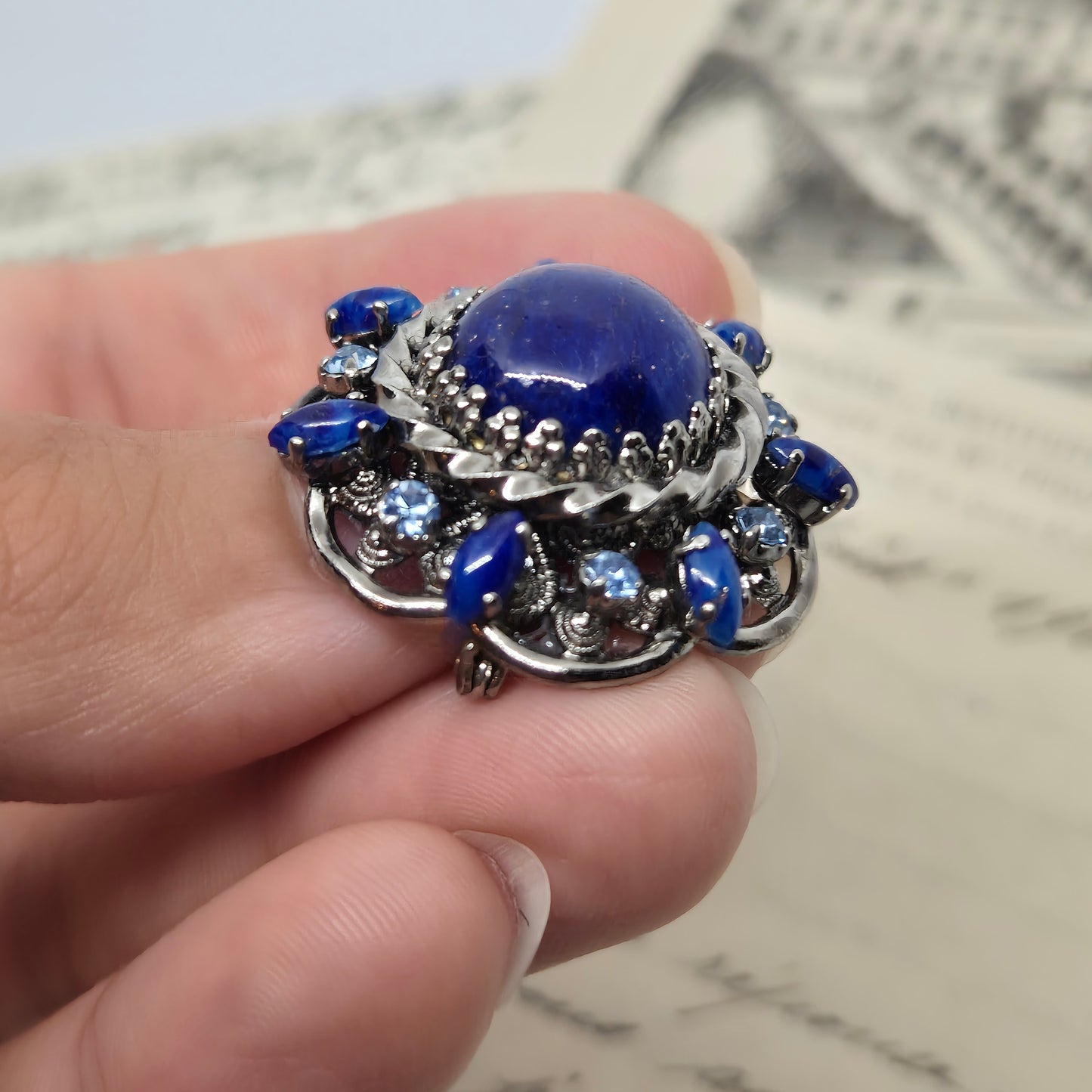 Feine 50er Jahre Brosche Blume Blüten Silber blau Kranz