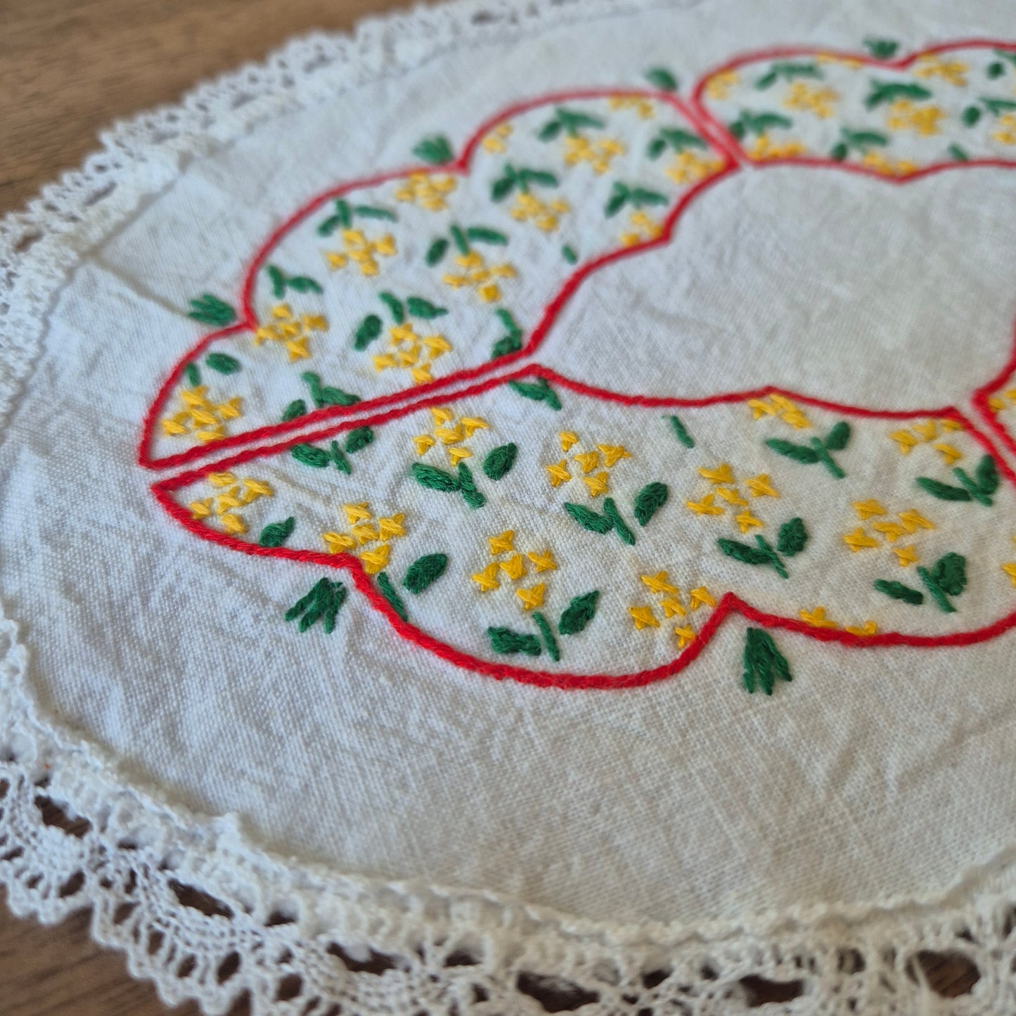 Antikes kleines Zierdeckchen weiß gehäkelt geklöppelt bestickt Baumwolle 27x19cm oval