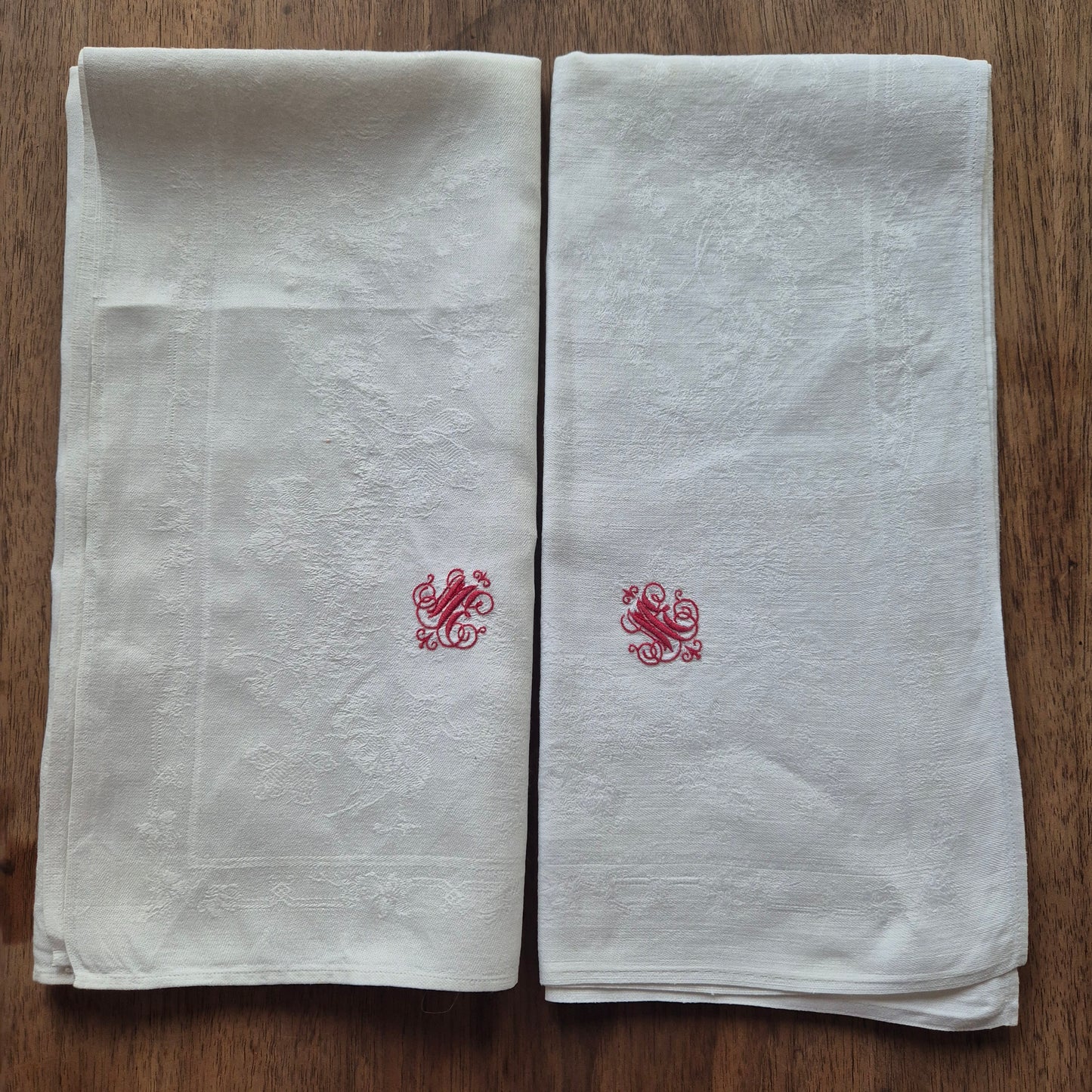 2x Antike Jugendstil Servietten/Mitteldecken rot bestickt weiß 62x62cm Monogramm M.E. Damast