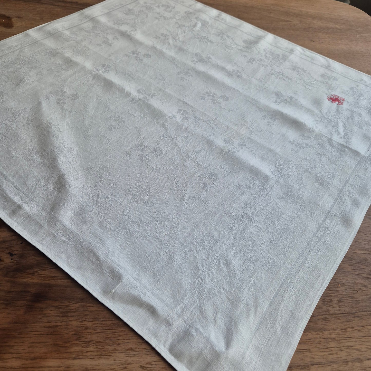 2x Antike Jugendstil Servietten/Mitteldecken rot bestickt weiß 62x62cm Monogramm M.E. Damast