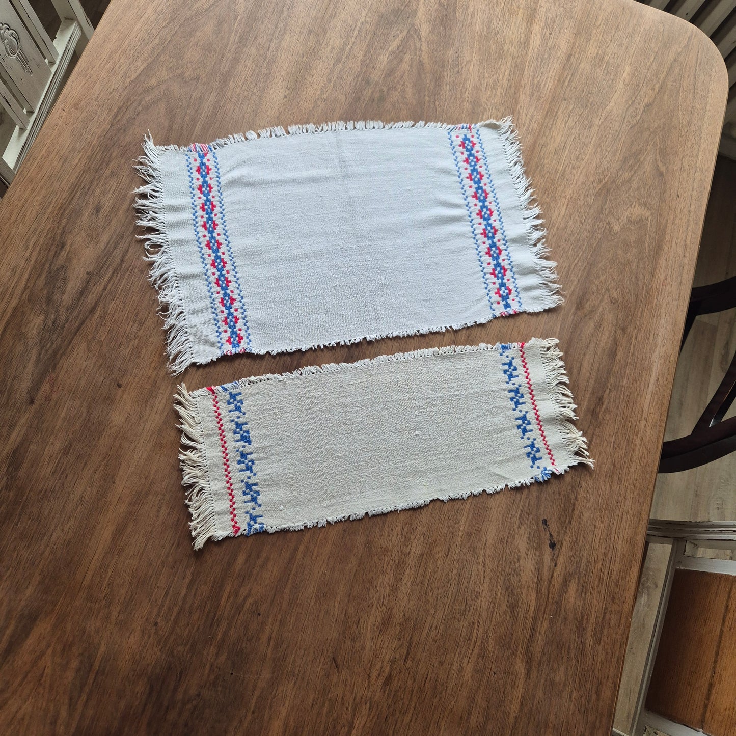 2x Antike kleine Tischdecken Deckchen blau weiß rot traditionell Platzdecke 30x45cm & 45x18cm