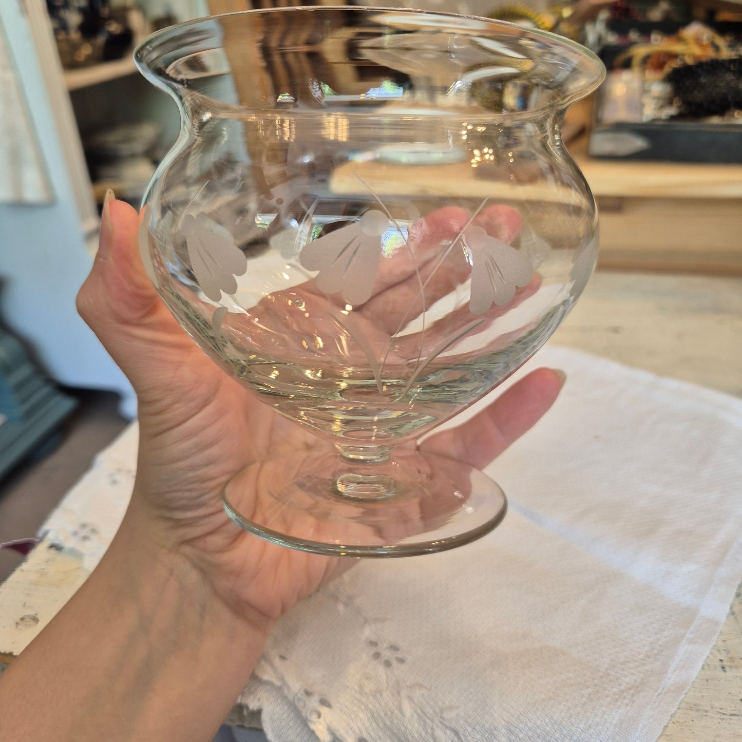 Altes Vintage Dekoratives Glas Schale mit geschliffenem Motiv Blumen Maiglöckchen Krokusse