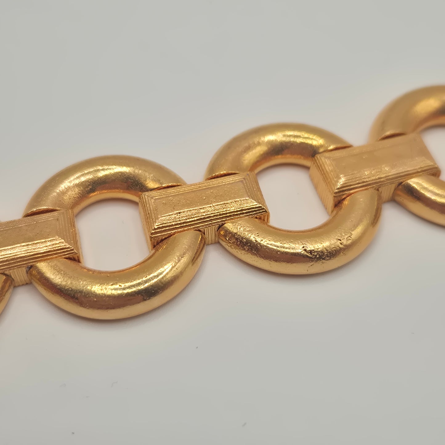 Goldenes Vintage Armband massiv Metall Statement 80er Jahre