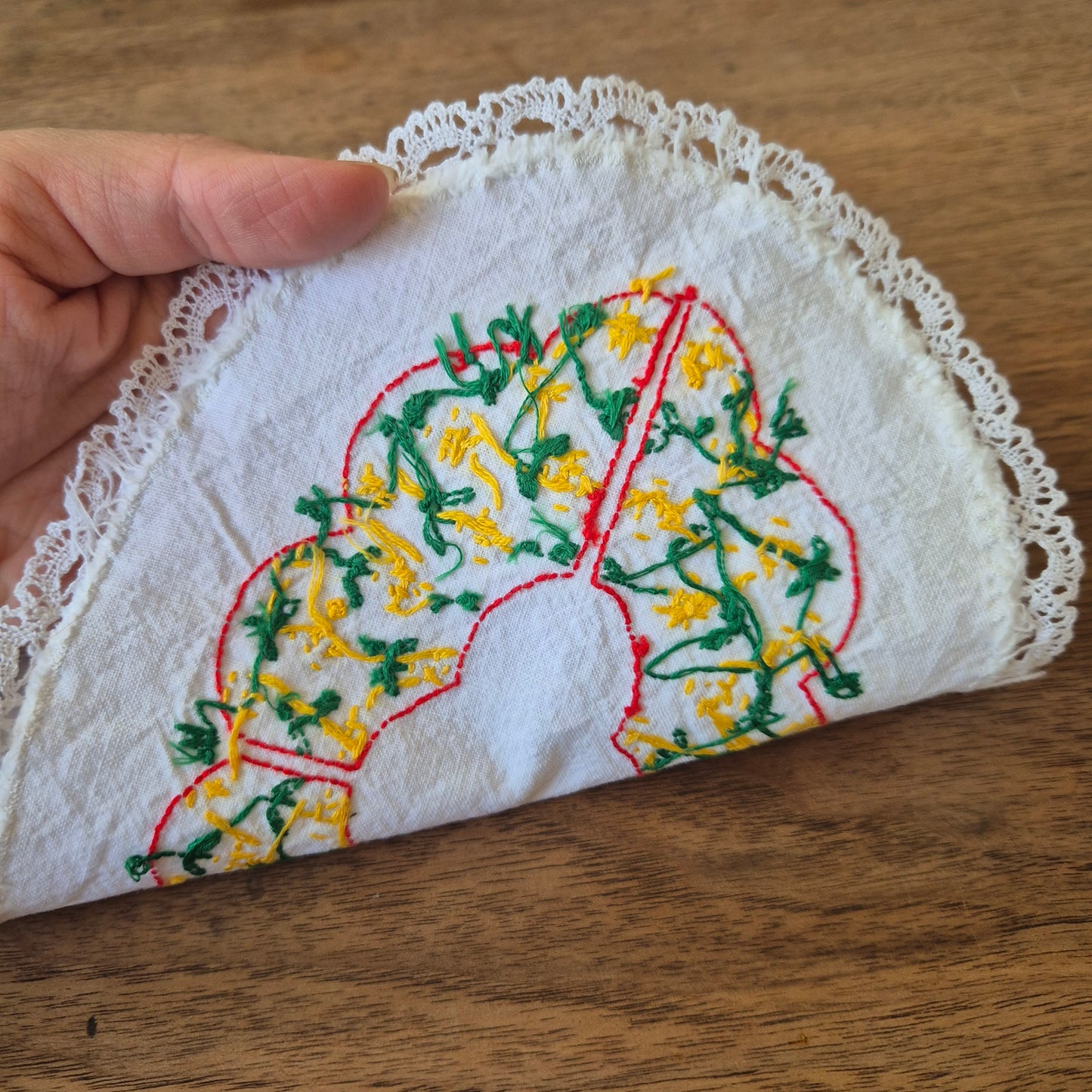 Antikes kleines Zierdeckchen weiß gehäkelt geklöppelt bestickt Baumwolle 27x19cm oval