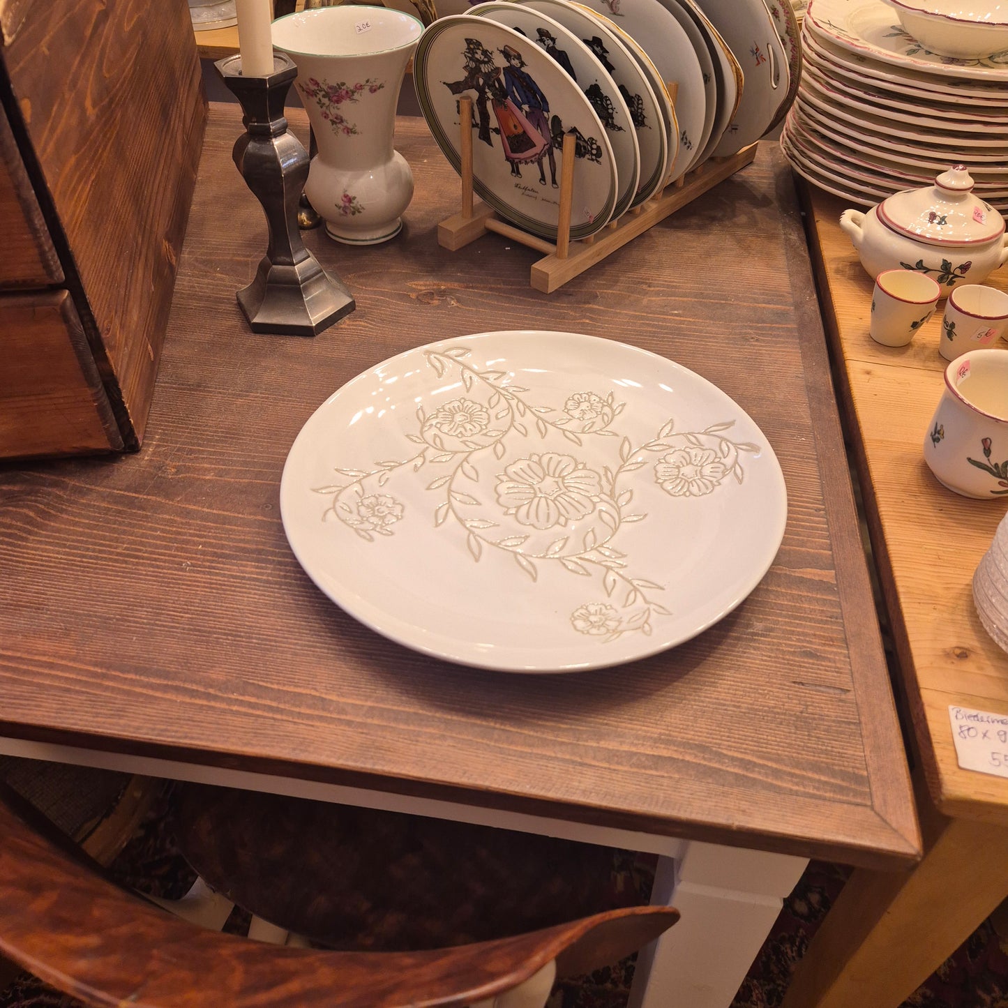 Großer Cremeweißer Keramik Teller mit Blumenmuster
