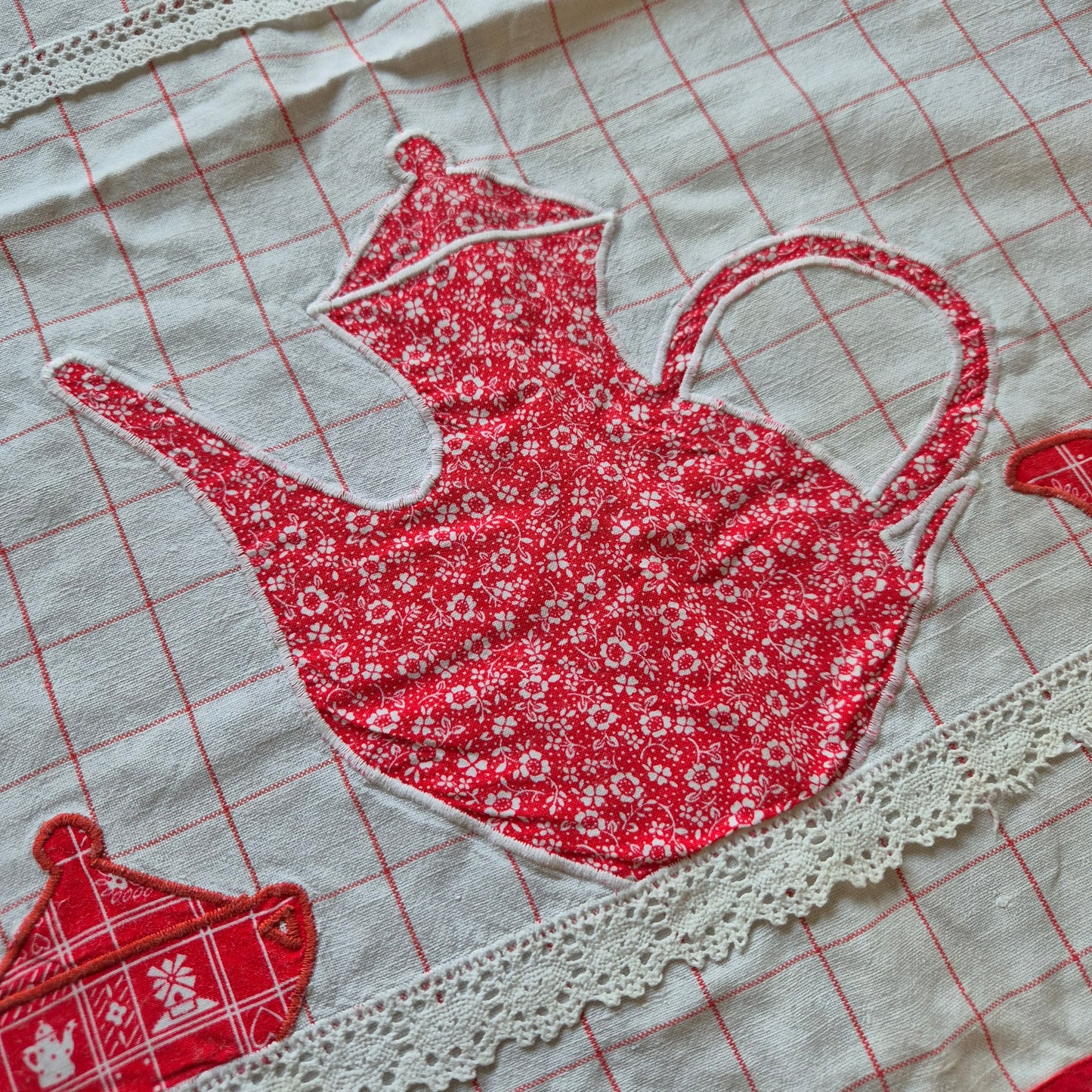 Altes Überhandtuch rot weiß Patchwork Kanne Tassenmotiv handmade 55x65cm