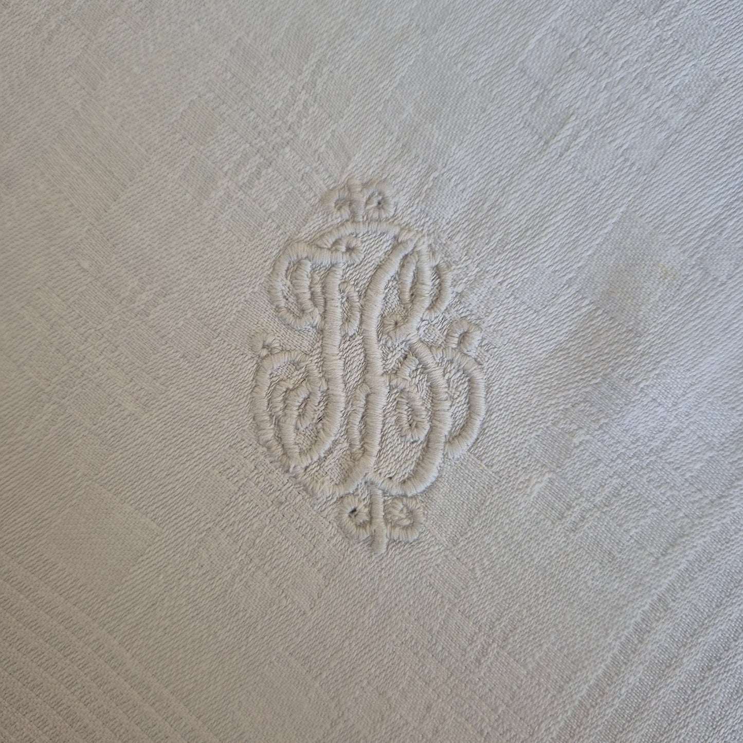Antike Jugendstil Mitteldecke Tischdecke weiß 89x87cm Monogramm J.B. Damast Stockflecken
