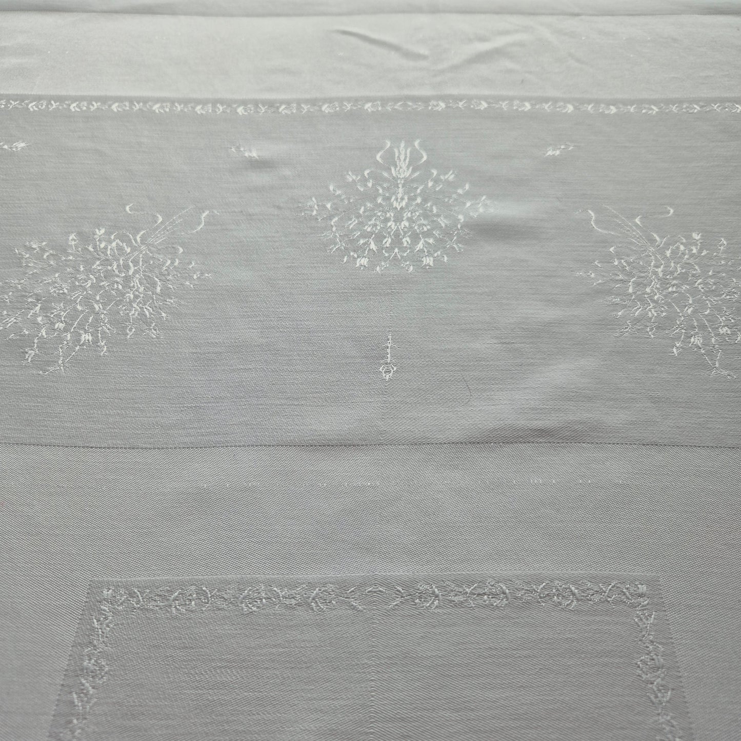 Tischdecke Damast weiß 143x120cm Tafel Königlich wunderschön! (zwei kleine Stockflecken) 🤍