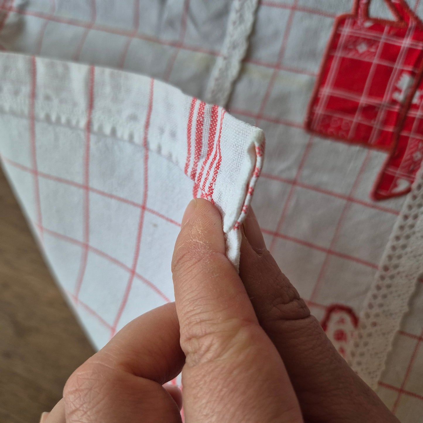 Altes Überhandtuch rot weiß Patchwork Kanne Tassenmotiv handmade 55x65cm
