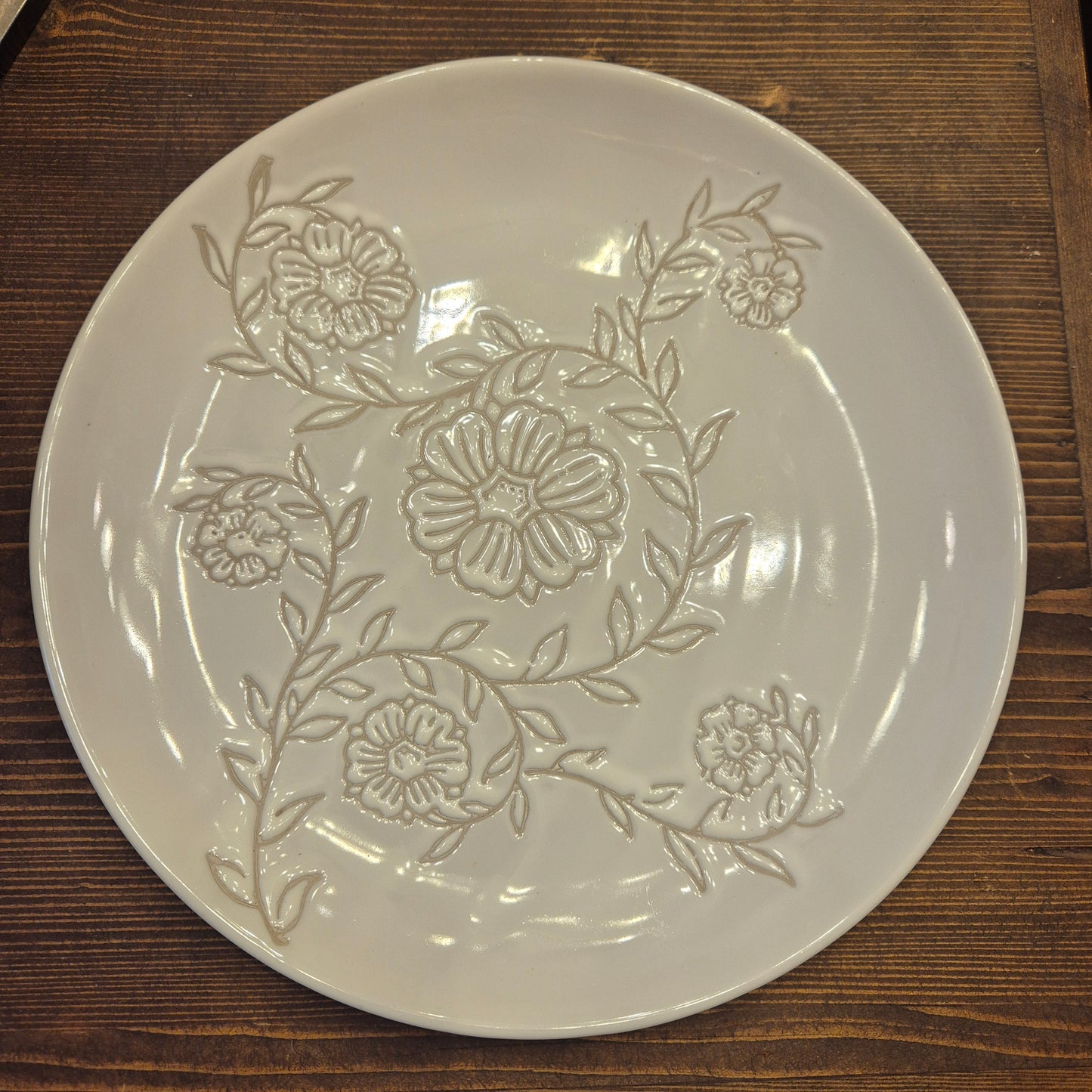 Großer Cremeweißer Keramik Teller mit Blumenmuster