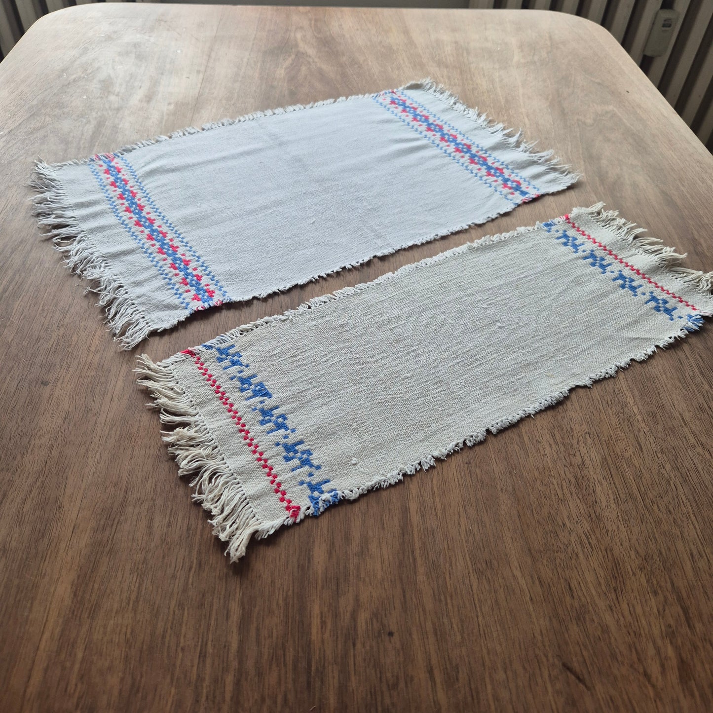 2x Antike kleine Tischdecken Deckchen blau weiß rot traditionell Platzdecke 30x45cm & 45x18cm