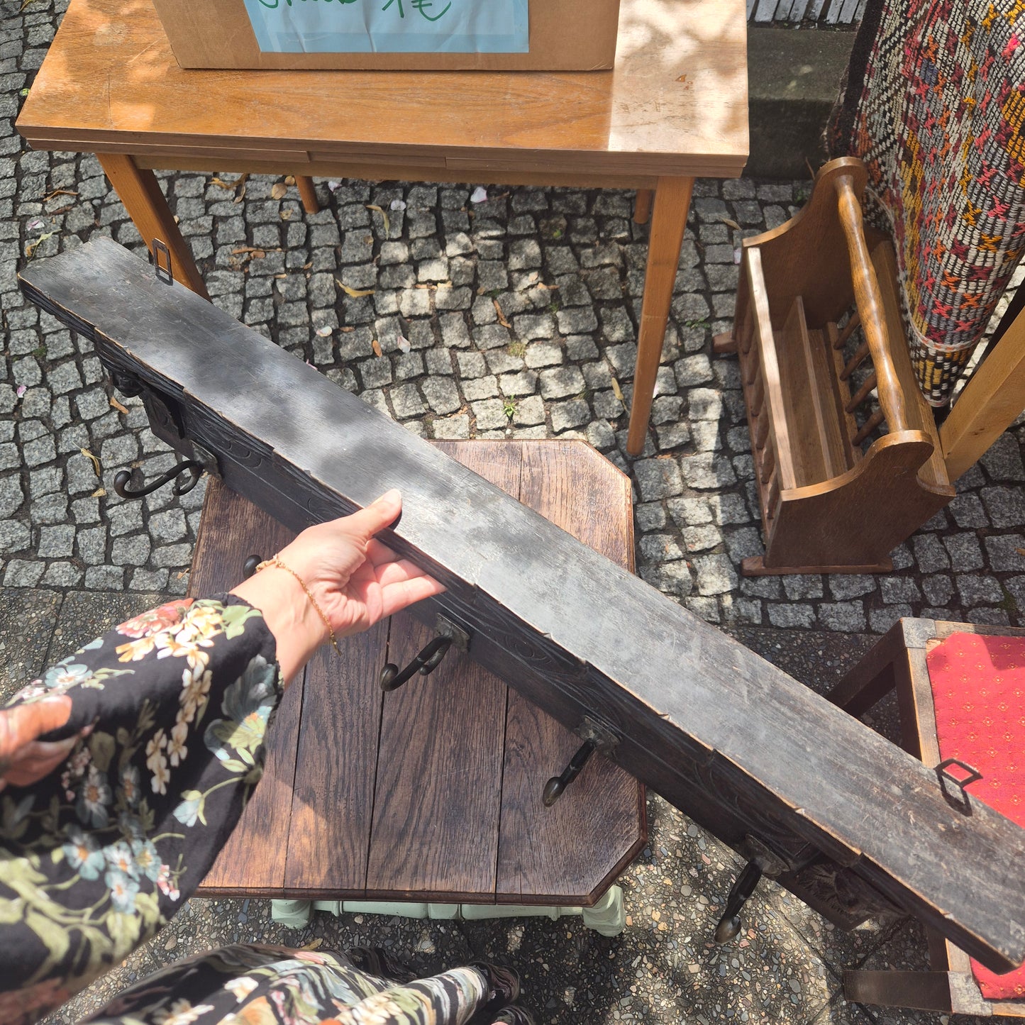 Antike, handgeschnitzte Wandgarderobe Holz mit Haken