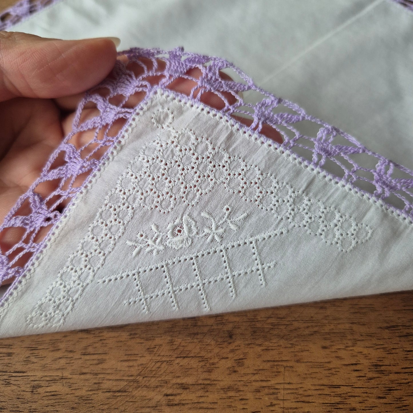 Vintage Stofftaschentuch weiß lila bestickt mit Rose Baumwolle gehäkelt/geklöppelt 28x27cm