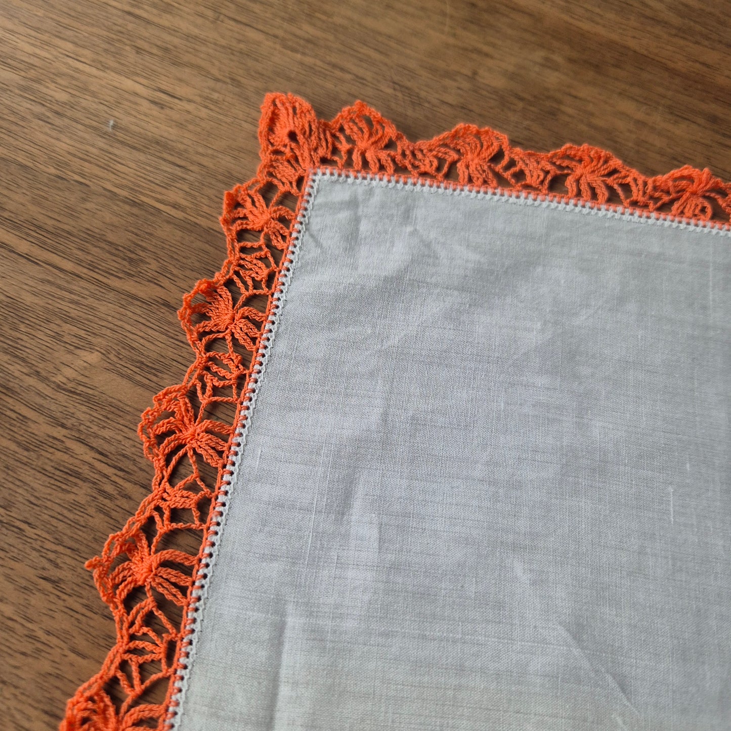 Vintage Stofftaschentuch bestickt Baumwolle gehäkelt/geklöppelt orange 28x28cm